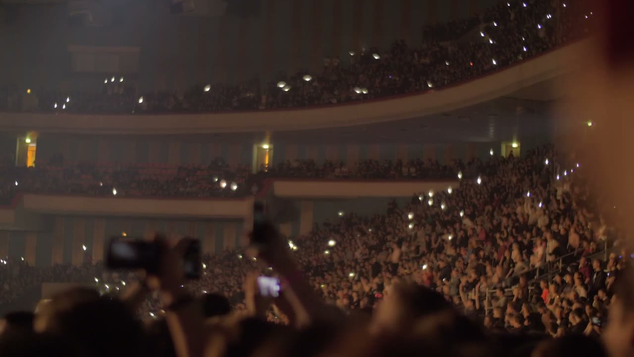 Salle de spectacle avec le public et des lumières (visuel provisoire)