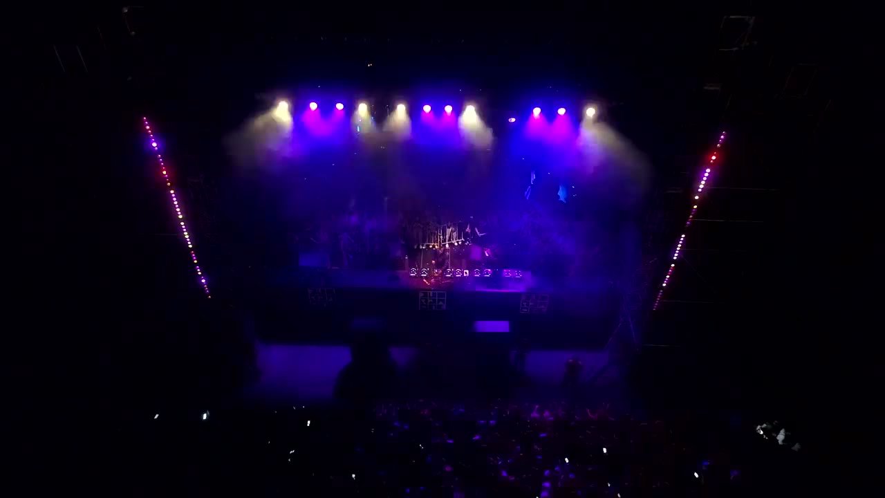 Scène de concert éclairée en violet (visuel provisoire)
